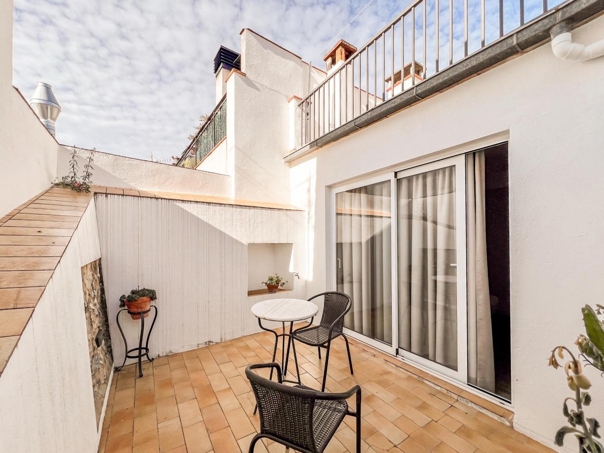 Ganganell Atic Apartamento Con Terraza En Бесалу Экстерьер фото